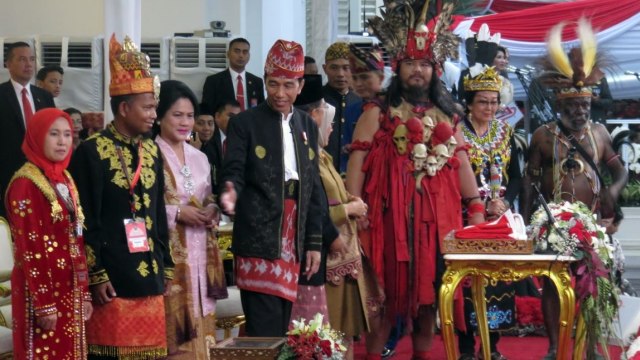 Jokowi dan pemenang baju adat sesi penurunan (Foto: Yudhistira Amran Saleh/kumparan)