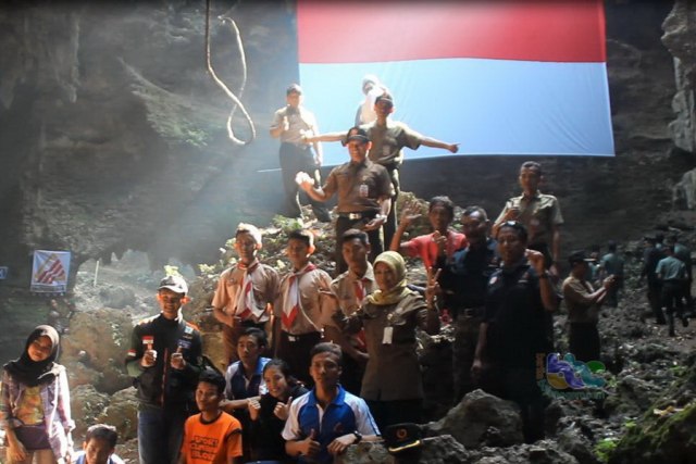 Rayakan Hari Kemerdekaan RI ke-72, Ratusan Warga Kibarkan Bendera Raksasa di Perut Bumi (1)
