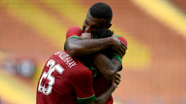 Timnas U 22, Marinus Wanewar memeluk Osvaldo  (Foto: Antara/Sigid Kurniawan)