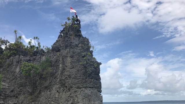 Pengibaran Merah Putih di Pulau Asutubun (Foto: Stephanie Elia/kumparan)