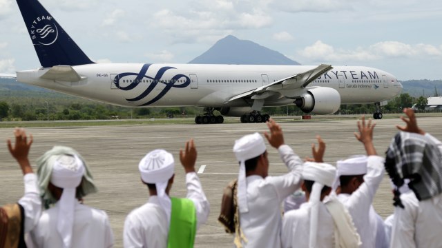 Melepas jemaah haji (Foto: ANTARA FOTO/Irwansyah Putra)