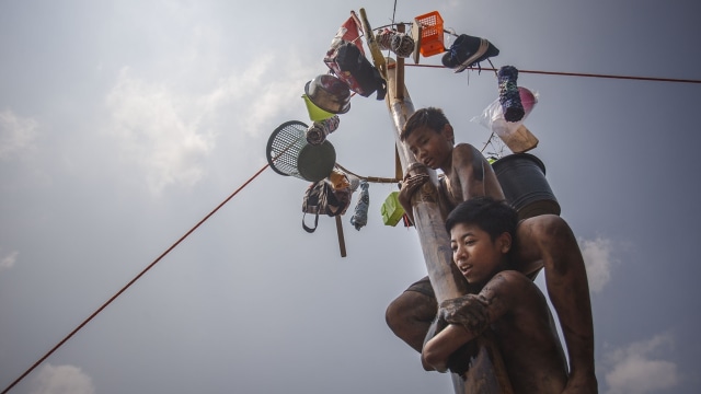 Ilustrasi panjat pinang (Foto: ANTARA FOTO/Hendra Nurdiyansyah)