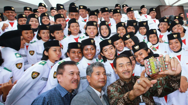 Dirut BRI menyerahkan beasiswa apresiasi  (Foto: Dok. BRI)
