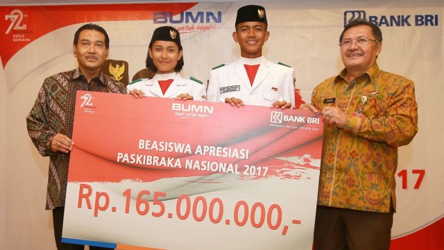 Dirut BRI menyerahkan beasiswa apresiasi  (Foto: Dok. BRI)