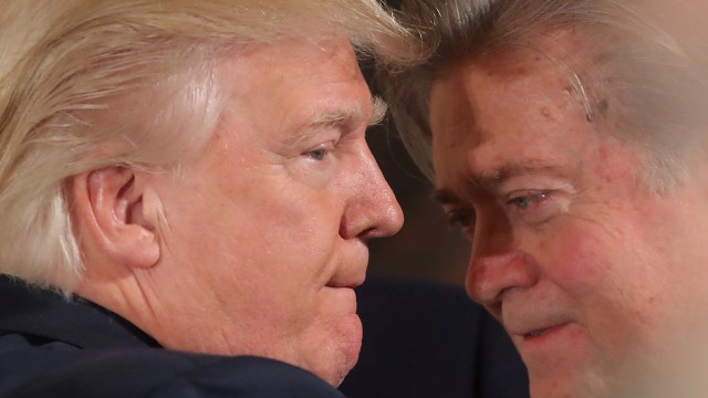 Trump dan Steve Bannon (Foto: Reuters/Carlos Barria)