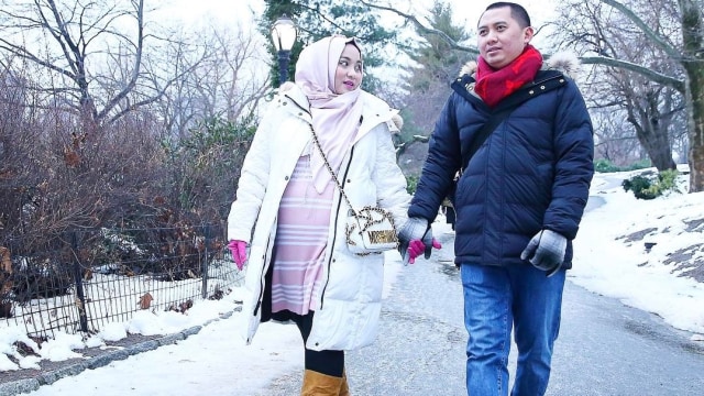 Anniesa Hasibuan dan suami. (Foto: Instagram @anniesahasibuan)