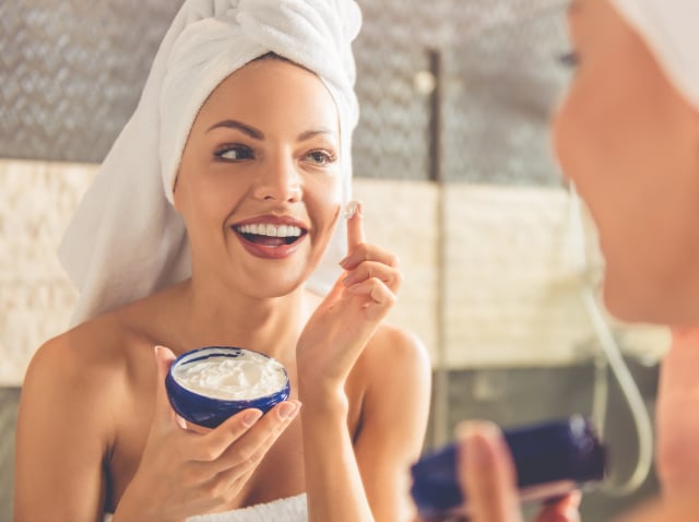 Menggunakan Pelembab Wajah (Foto: thinkstock)