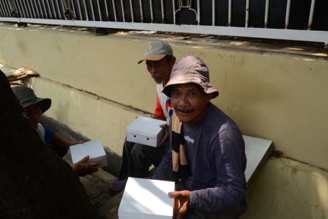Berbagi nasi kotak (Foto: Audrey Marianne/kumparan)