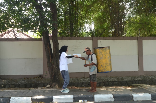 Berbagi pada pemulung di jalanan (Foto: Audrey Marianne/kumparan)