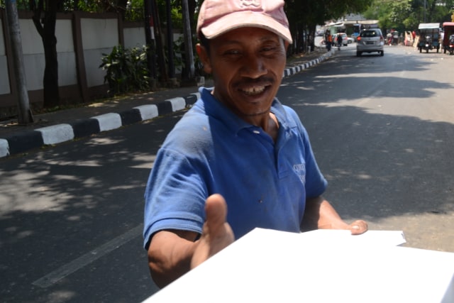 Berbagi pada petugas kebersihan (Foto: Audrey Marianne/kumparan)