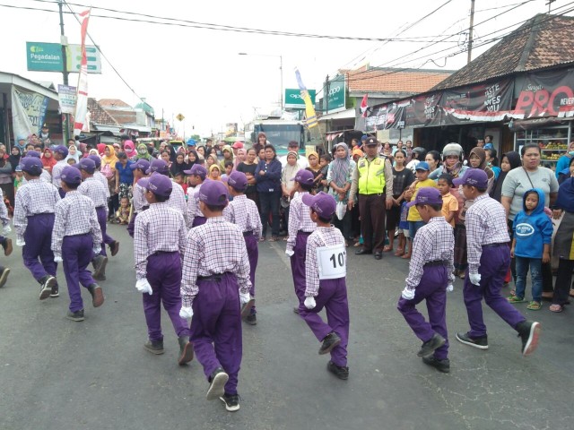 Polsek Tanggulangin Kawal Gerak Jalan Tingkat Kecamatan (1)