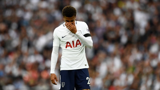 Dele Alli tertunduk lesu. (Foto: Reuters/Dylan Martinez)