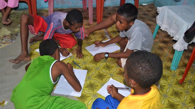 Warga Amdui Menikmati Listrik dari PLTS (Foto: Muhammad Iqbal/kumparan)