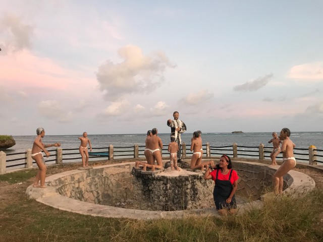 Menikmati sore di Monumen Pembabtisan Pertama Desa Olilit