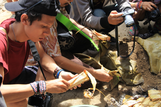 Bakar Batu khas Desa Tumbur, Tanimbar Selatan (3)