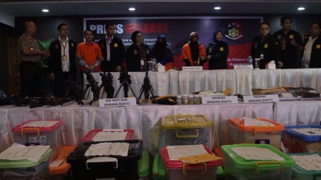 Rilis bukti kasus First Travel.  (Foto: Fanny Kusumawardhani/kumparan)