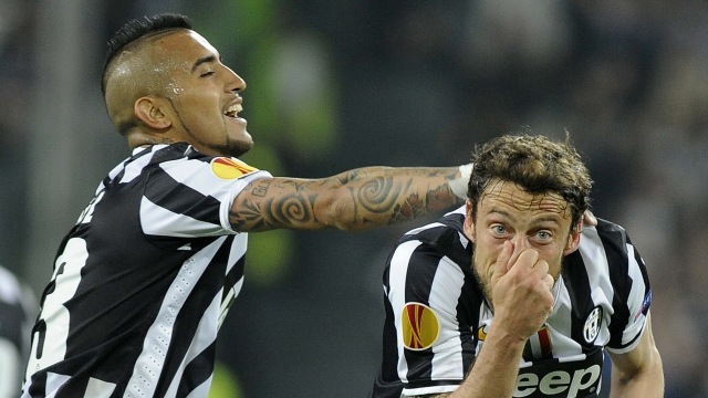 Marchisio (kanan) bersama Arturo Vidal. (Foto: Reuters)