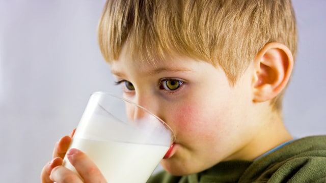 Anak diperbolehkan minum susu saat diare (Foto: Thinkstock)
