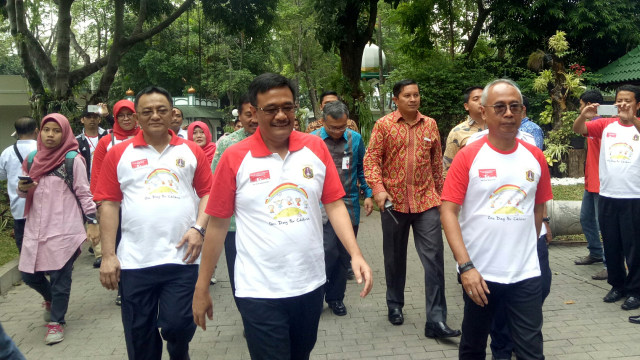 Djarot bagi-bagi sepeda (Foto: Johanes Hutabarat/kumparan)