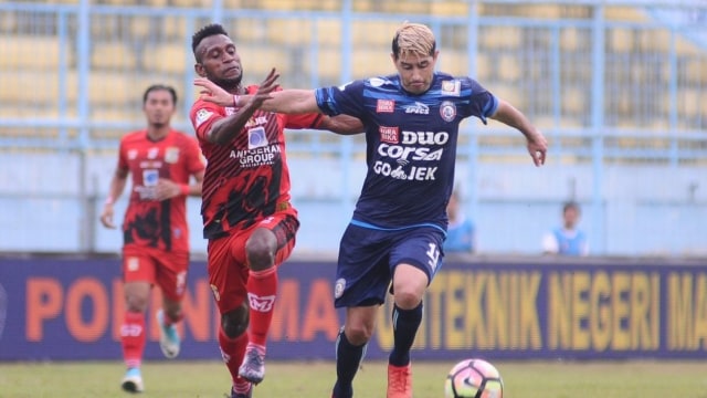Jersey "balap" Persiba (kiri) dan Arema. (Foto: Arema FC)