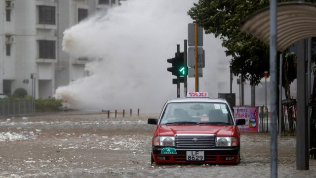 Topan Hato di Hong Kong (Foto: REUTERS/Tyrone Siu)