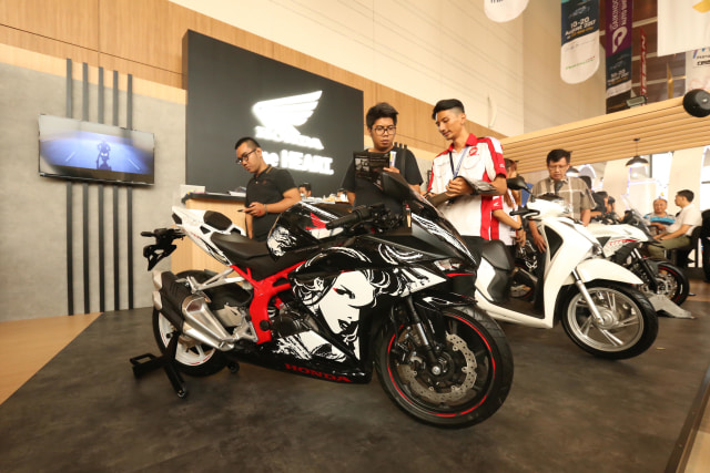 Pengunjung melihat Honda CBR250RR Special Edition  (Foto: AHM)