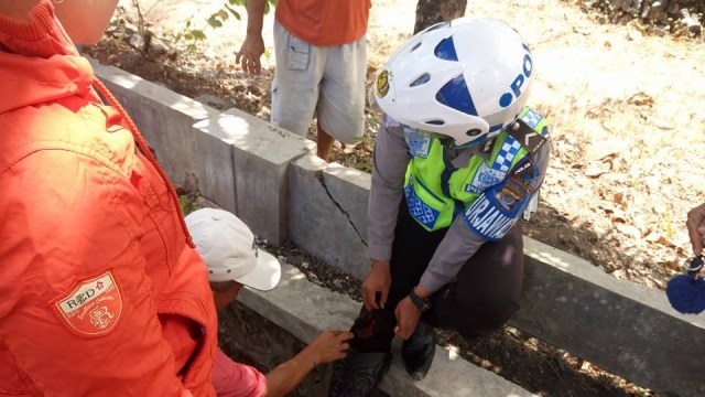 Polisi terluka di bagian lutut (Foto: Facebook : Andrianto)