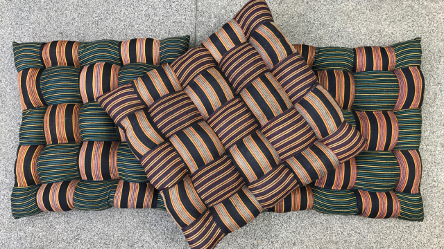 Kreasi bantal duduk dari lurik  (Foto: Stephanie Elia/kumparan)