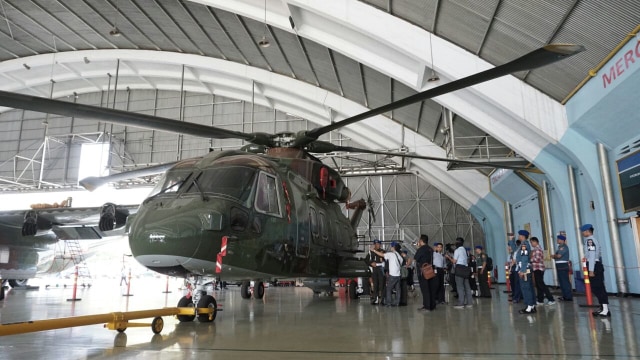 Pemeriksaan Helikopter AW 101. Foto: Aditia Noviansyah/kumparan