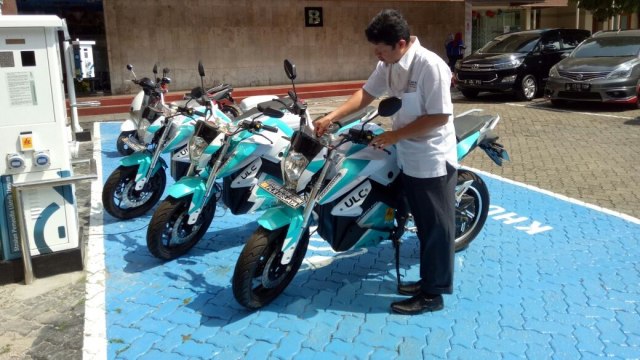 Uji Coba Isi Ulang Listrik pada Motor Listrik (Foto: Edy Sofyan/kumparan)