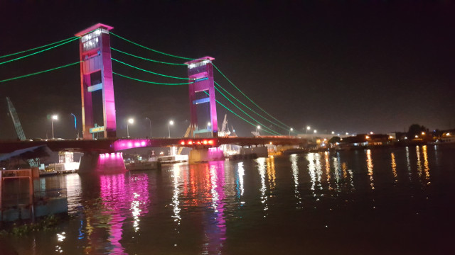 Jembatan Ampera di atas Sungai Musi (Foto: kumparan)