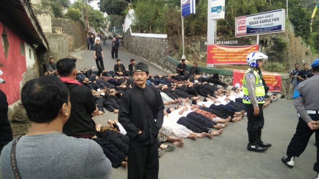 Aksi penolakan eksekusi tanah adat di Cigugur (Foto: Dok : Tim Paralegal Cigugur)
