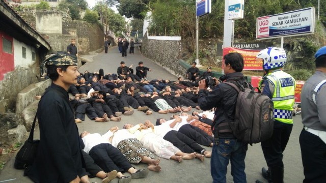 Aksi penolakan eksekusi tanah adat di Cigugur (Foto: Dok : Tim Paralegal Cigugur)