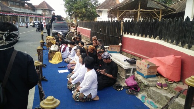 Aksi penolakan eksekusi tanah adat di Cigugur (Foto: Dok : Tim Paralegal Cigugur)