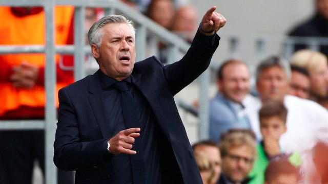 Ancelotti memberikan instruksi. (Foto: Hannibal Hanschke/Reuters)
