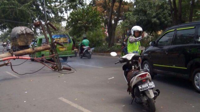 Tiang listrik roboh di depan Terminal Kalideres (Foto: Instagram/@tmcpoldametro)