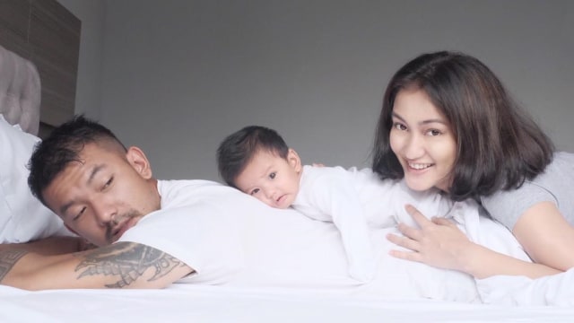 Atiqah, Rio Dewanto, dan Sal. (Foto: Instagram @atiqahhasiholan)