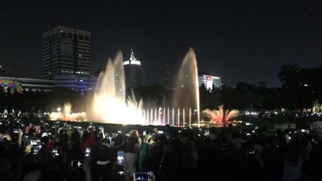 Air mancur menari di Monas (Foto: M. Iqbal/kumparan)