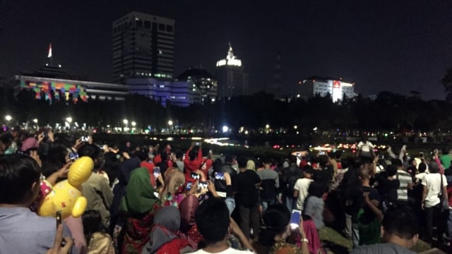 Warga menonton pertunjukan air mancur di Monas (Foto: M. Iqbal/kumparan)