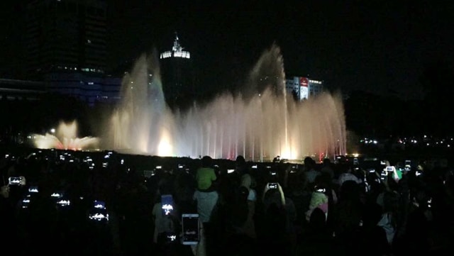 Air mancur menari di Monas. (Foto: M. Iqbal/kumparan)