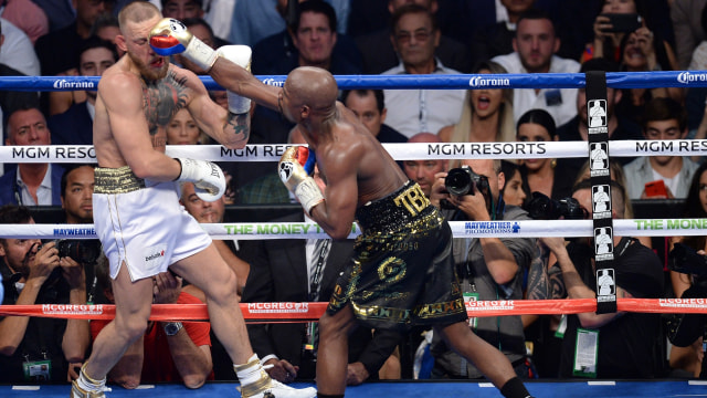Pukulan telak Mayweather buat McGregor T.K.O. (Foto: REUTERS/Steve Marcus)