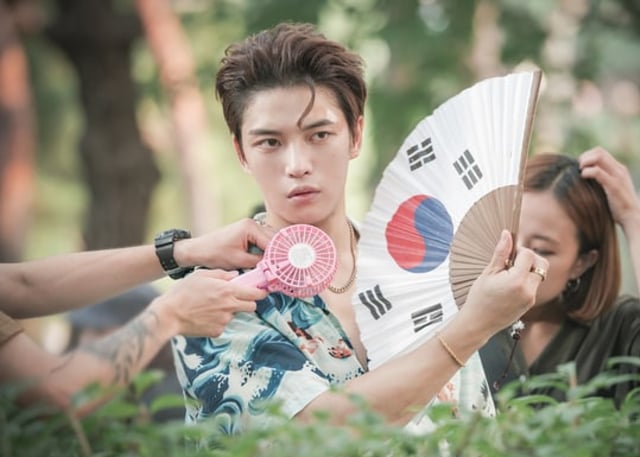 Drama "Manhole" Rilis Foto-Foto Proses Syuting dengan Kim Jae Joong. 