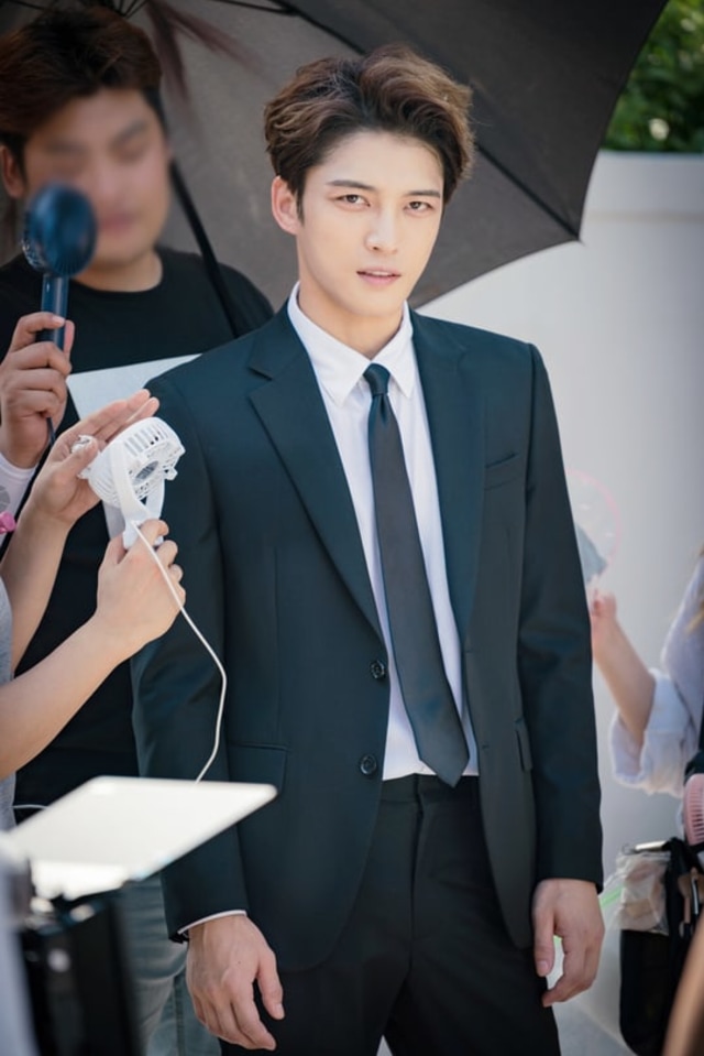 Drama "Manhole" Rilis Foto-Foto Proses Syuting dengan Kim Jae Joong.  (2)