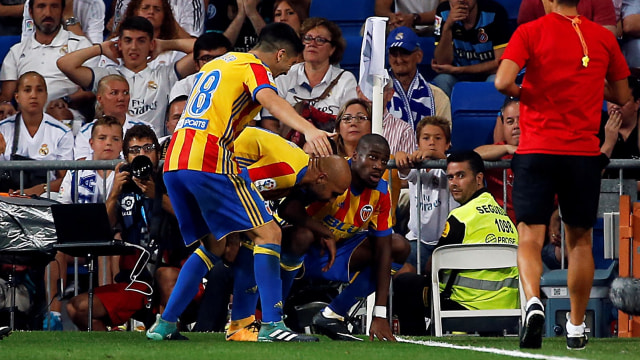 Perayaan gol unik dari Kondogbia. (Foto: Reuters/Javier Barbancho)