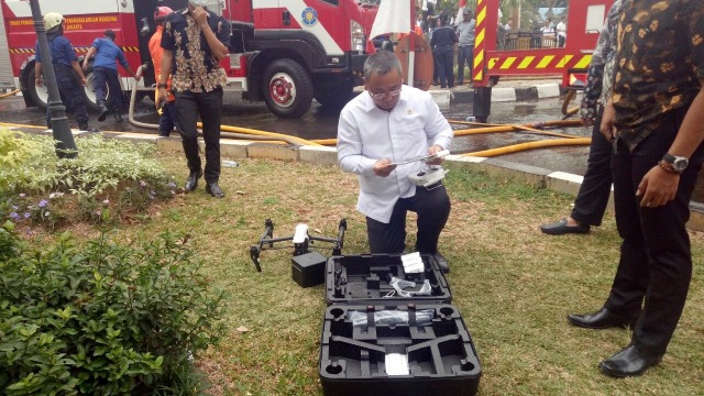 Mendes pantau titik api dengan drone (Foto: Ainul Qalbi/kumparan)