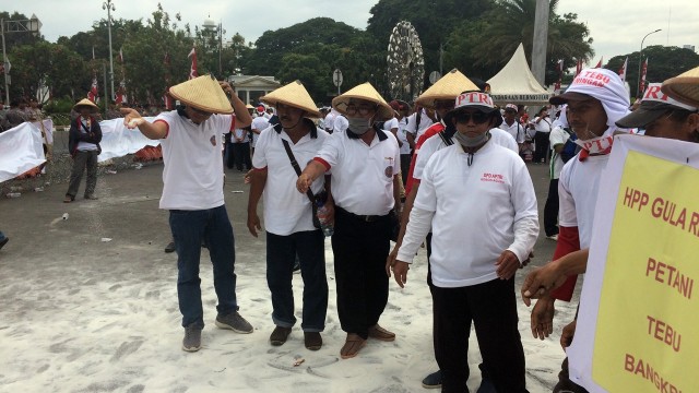 Petani Tebu Tebar Gula Rafinasi (Foto: Kelik Wahyu/kumparan)