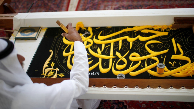 Kiswah atau kain penutup Kakbah. (Foto: REUTERS/Suhaib Salem)