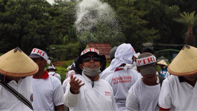 Aksi Demo Petani Tebu di depan Istana Negara (Foto: Fanny Kusumawardhani/kumparan)