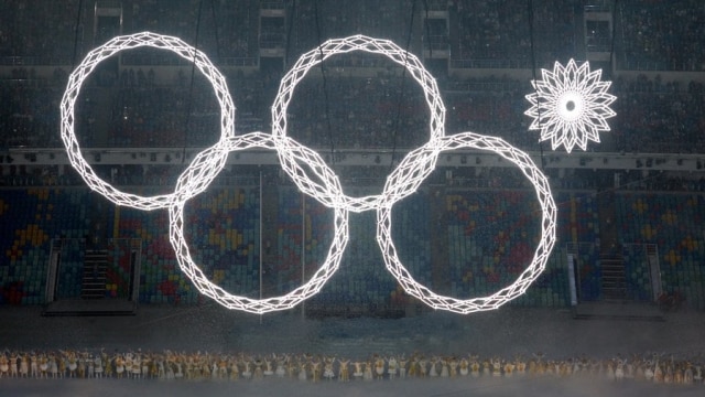 Satu lampu cincin Olimpiade tidak menyala. (Foto: NPR.org)