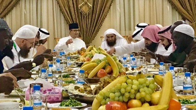 Anies disambut para tokoh di Mekah. (Foto: Dok. Anies Baswedan)